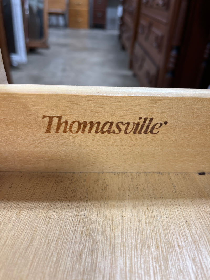 Thomasville End Table Queen Anne