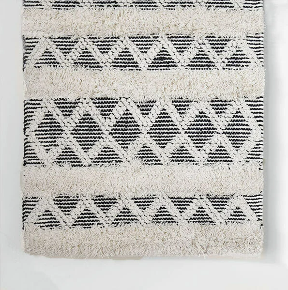 138 - 24 X 36 BLK DIAMOND RUG