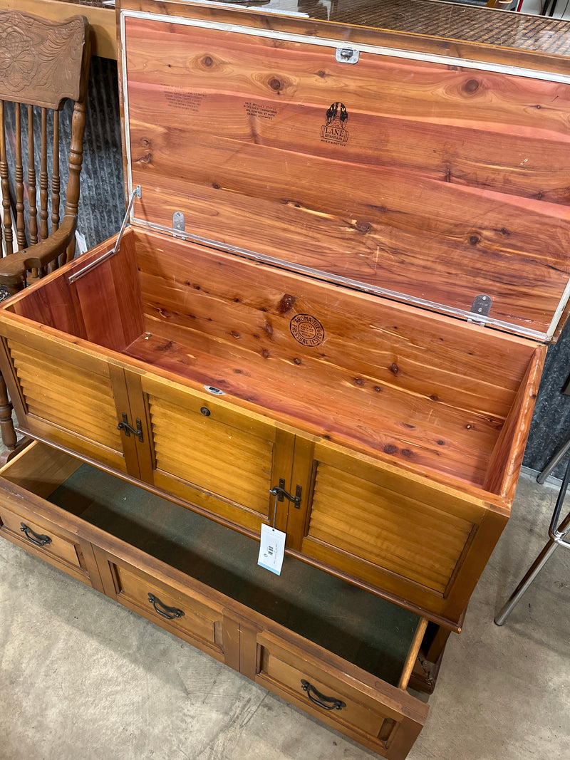 Vintage Cedar Chest w bottom drawer