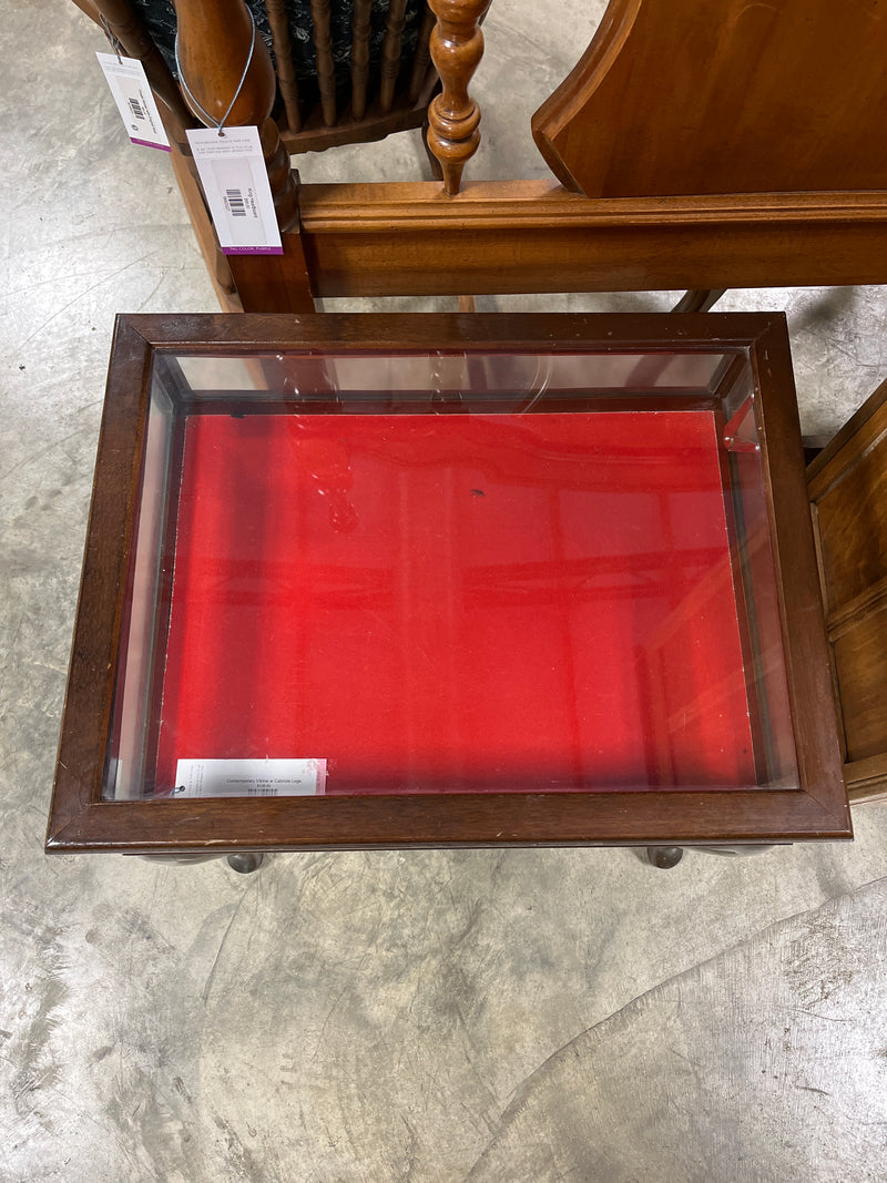 Contemporary Vitrine w Cabriole Legs
