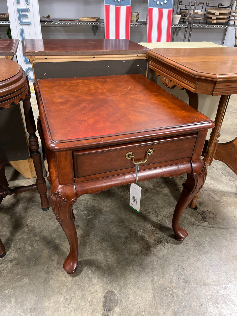 Thomasville End Table Queen Anne