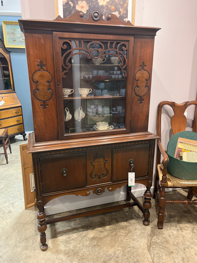 Beautiful Antique China Cabinet (has key)