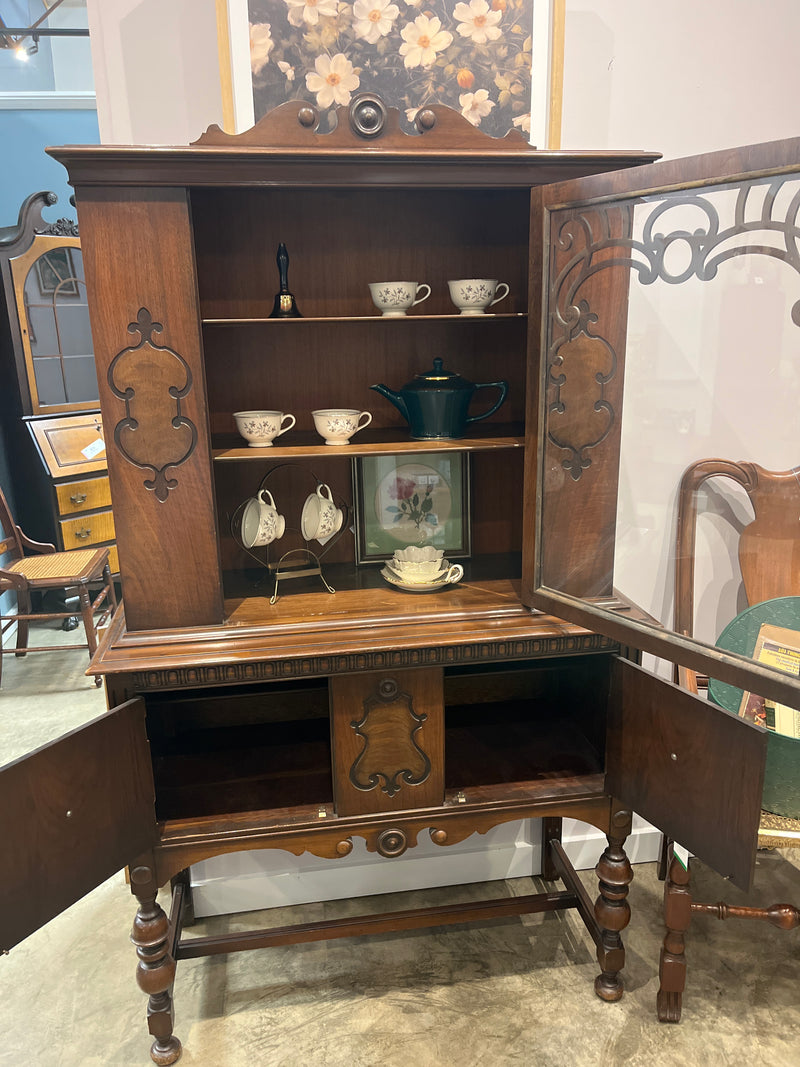 Beautiful Antique China Cabinet (has key)