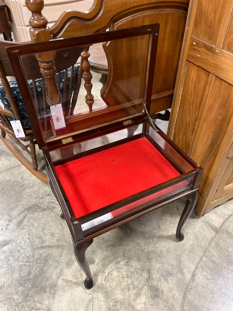 Contemporary Vitrine w Cabriole Legs