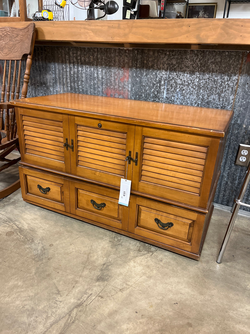 Vintage Cedar Chest w bottom drawer