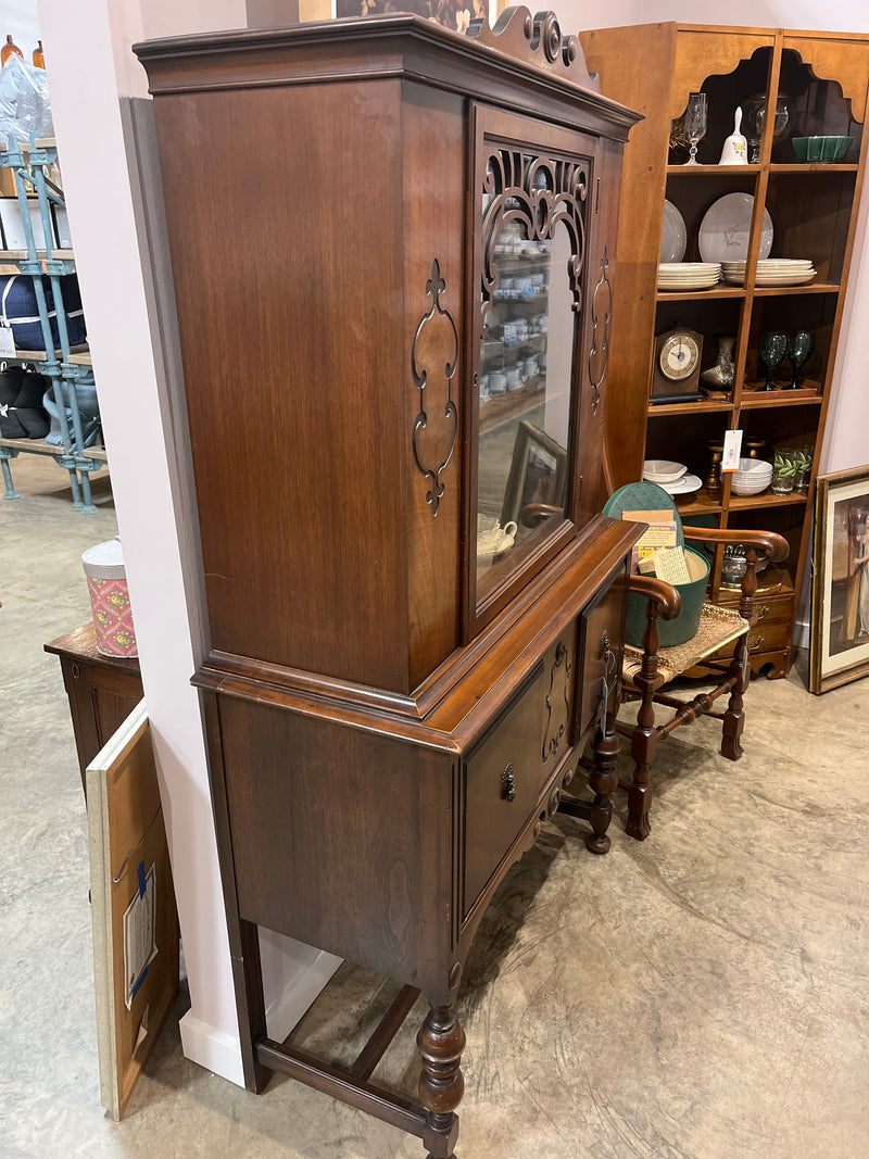 Beautiful Antique China Cabinet (has key)