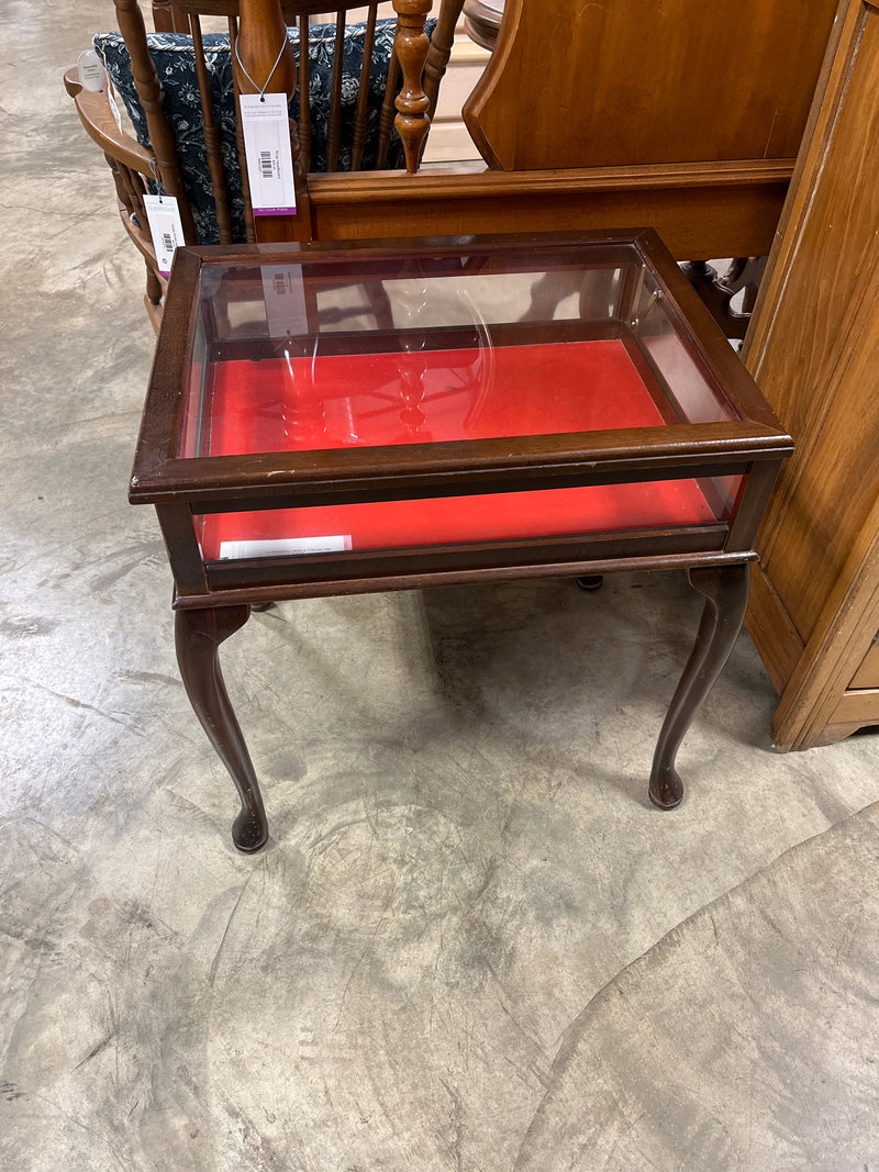 Contemporary Vitrine w Cabriole Legs