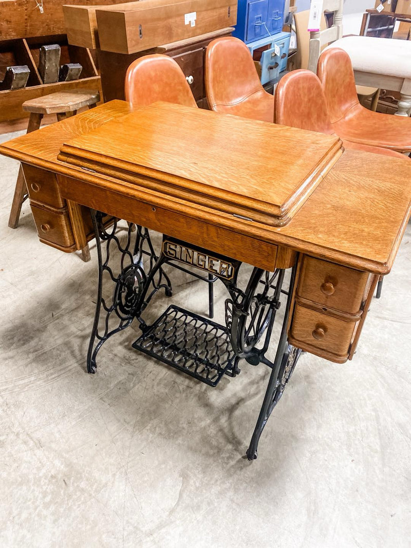 Beautiful Singer Sewing Machine & Cabinet