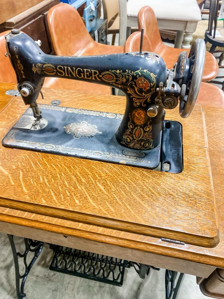 Beautiful Singer Sewing Machine & Cabinet