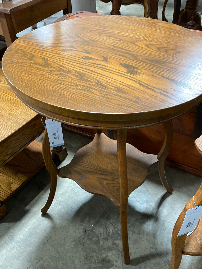 Round Oak Parlor Table (with bottom shelf)